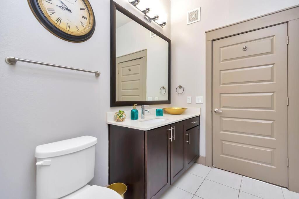 Penthouse Cool-Oasis-In-Houston-Rental Car Available-View-Great-Sleep Екстериор снимка