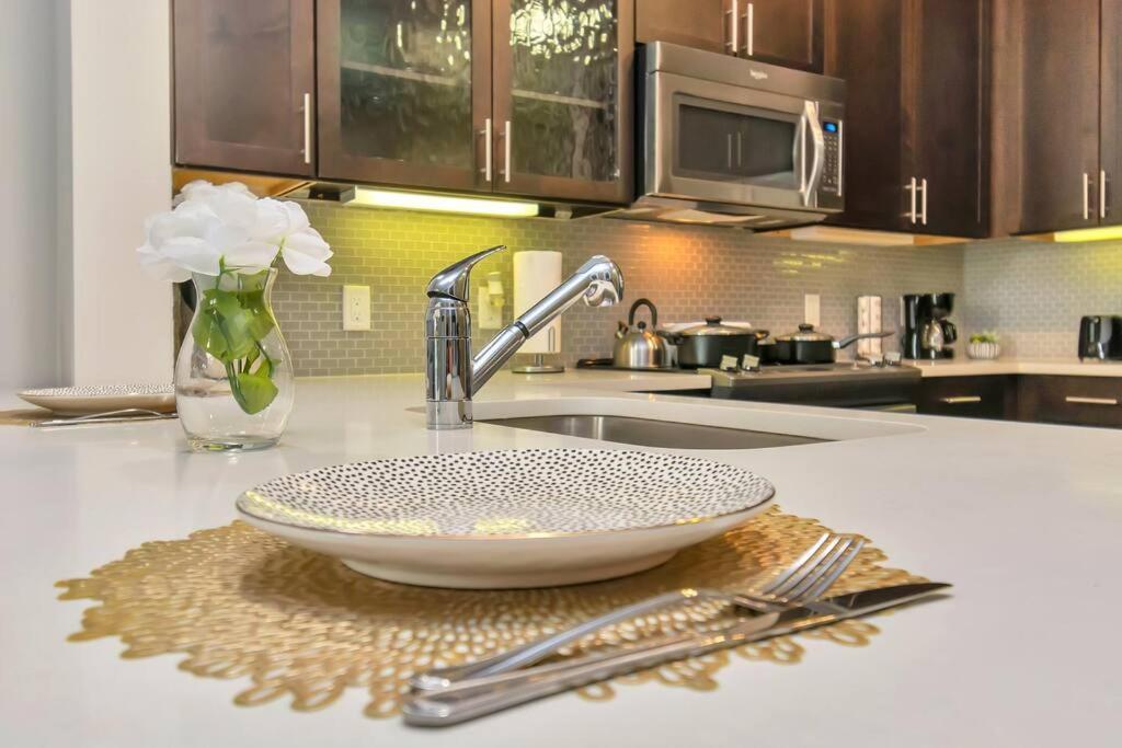 Penthouse Cool-Oasis-In-Houston-Rental Car Available-View-Great-Sleep Екстериор снимка