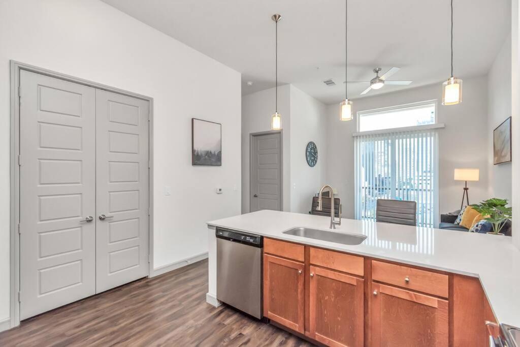 Penthouse Cool-Oasis-In-Houston-Rental Car Available-View-Great-Sleep Екстериор снимка