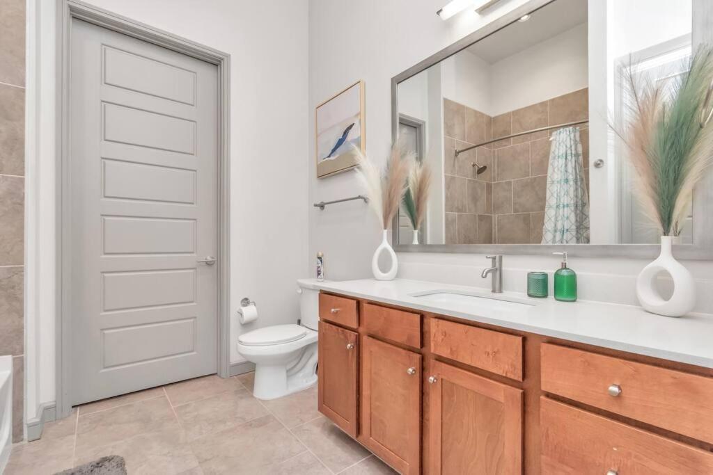 Penthouse Cool-Oasis-In-Houston-Rental Car Available-View-Great-Sleep Екстериор снимка