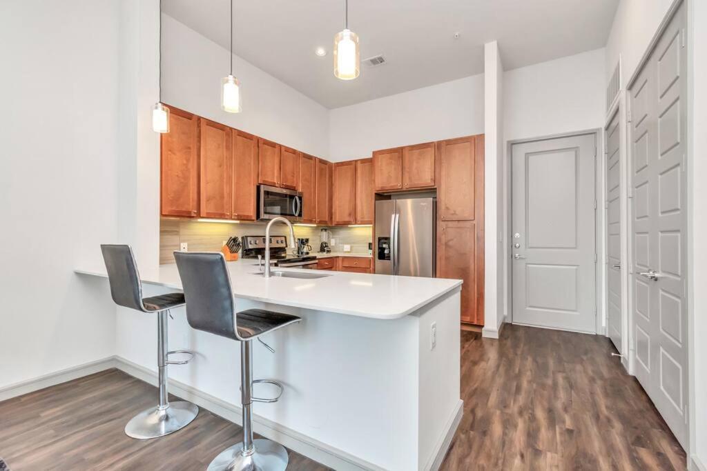 Penthouse Cool-Oasis-In-Houston-Rental Car Available-View-Great-Sleep Екстериор снимка