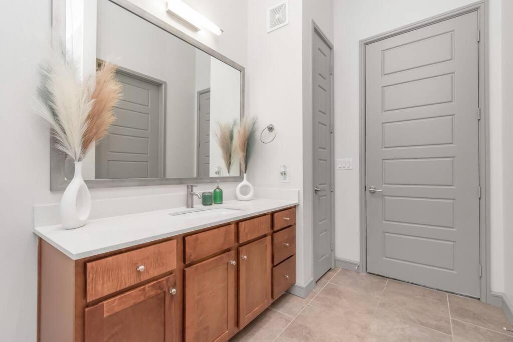Penthouse Cool-Oasis-In-Houston-Rental Car Available-View-Great-Sleep Екстериор снимка